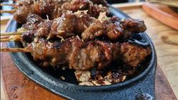 Bukan Sate Biasa! Sate Gendut Ceu Oneng Jadi Primadona Baru Kuliner Bandung