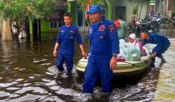 Potret Aksi Personel Ditpolairud Polda Jateng Antar Jemput Anak Sekolah Menerjang Banjir Sayung