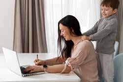 Benarkah? Ibu Pekerja Tak Becus Urus Anak