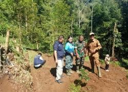 Hijaukan Lereng Gunung Sawal, TNI dan Bio Farma Ajak Warga Cegah Banjir di Panumbangan
