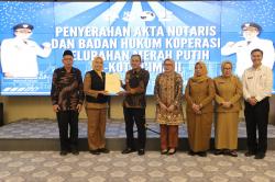 Disdagkoperin Serahkan Akte Notaris Koperasi Kelurahan Merah Putih Kota Cimahi