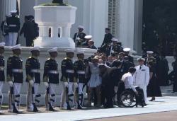 Insiden Kecil Warnai Penyambutan Presiden Macron di Istana Merdeka