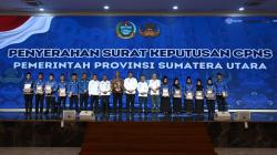 Gubernur Sumut Serahkan SK kepada 692 CPNS, Tekankan Peran ASN sebagai Pelayan Publik