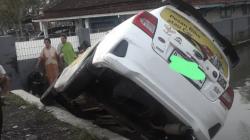 Mobil Taksi Online Nyaris Masuk Kolam Ikan di Indihiang Tasikmalaya