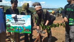 Bersama Merawat Bumi, Wamen Kehutanan Tanam Pohon untuk Mengurai Emisi Karbon di Papua Barat Daya