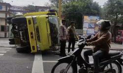 Truk Bermuatan Plastik Terguling di Jalur Pantura Lamongan, Tabrak Motor dan Median Jalan