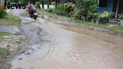 Warga Mabar Hilir Medan Deli Teriak! Jalan Rusak dan Bau Tak Sedap Tak Kunjung Diperbaiki