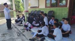 Miris! Kekurangan Ruang Kelas, Siswa SD di Pandeglang Belajar di Teras Sekolah
