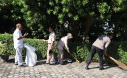 Jelang Peringatan kenaikan Yesus Kristus, Polisi Lakukan Baksos Bersihkan Gereja di Kalianda