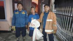 Lagi Santai di Rumah, Ibu Rumah Tangga Dikejutkan Kemunculan Ular Coros di Balik Tangga