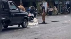 Viral! Tambal Jalan Bojonegoro-Babat Cuma Diinjak, Warganet Soroti Kualitas Perbaikan