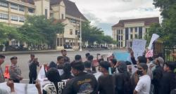 Polda Jambi Didemo Mahasiswa Gegara Tak Tangkap Tersangka Premanisme Pengrusakan Gudang Ekspedisi