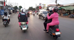 Giat Tanpa Patwal, Kapolres Gowa Kendarai Motor Klasik Bersama Istri Curi Perhatian Warga