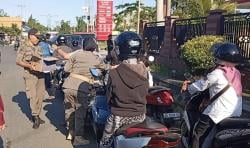 Bupati Bengkulu Utara Terjunkan Satpol PP Untuk Bagikan Air Minum Kepada Warga Yang Antri BBM