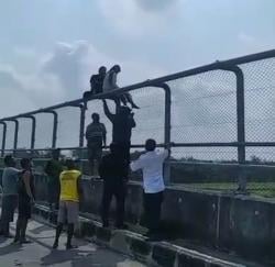 Perempuan Blitar Coba Bunuh Diri Lompat dari Flyover Tol Sragen, Berhasil Diselamatkan