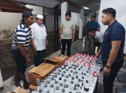 Gerebek Toko Dekat SD di Maron, Satpol PP Probolinggo Berhasil Sita Ratusan Miras