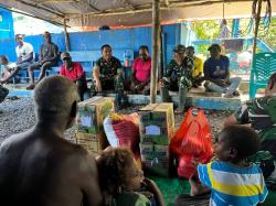 Wujud Empati, Satgas TMMD Serahkan Sembako dan Dana Duka ke Keluarga Alm. Ibu Kepala Kampung