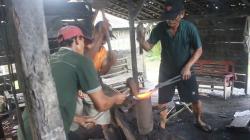 Menjelang Idul Adha, Pande Besi di Blora Kebanjiran Pesanan Golok dan Pisau