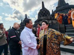 Hartati Murdaya dan 100 Bhikkhu Sambut Prabowo dan Macron di Borobudur