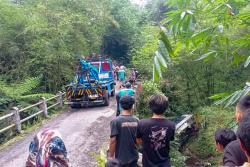 Truk Pengangkut Pakan Ayam Masuk Jurang di Purbalingga