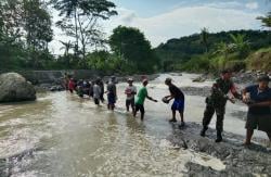 Waspada Longsor, Warga Ciniru Gotong Royong Bangun Bronjong di Bantaran Sungai