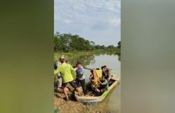 Jalan Rusak Parah! Ibu Hamil di Pandeglang Naik Perahu 2 Jam dan Ditandu