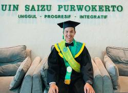 Kisah Haru Rif’an, Pulang dari Sudan Akibat Perang Kini Sabet Wisudawan Terbaik Prodi PBA UIN Saizu