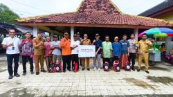 SIG Salurkan Bantuan Sembako untuk Korban Banjir Kebomelati