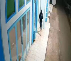 Viral Terekam CCTV Aksi Seorang Pria Lakukan Pencurian Kotak Amal Masjid