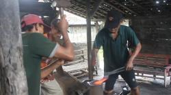 Jelang Idul Adha, Pandai Besi di Blora Kebanjiran Pesanan Golok dan Pisau Sembelih