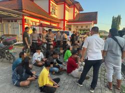 Polres Kutai Kartanegara Gerebek Judi Sabung Ayam, 17 Orang Diamankan di Loa Duri Ilir