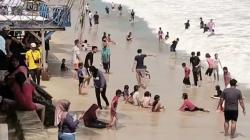 Pantai Anyer Mulai Ramai Pengunjung! Libur Panjang Jadi Momen Favorit Keluarga Cari Healing
