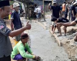 Warga Kampung Binglu Desa Sukaraja Gotong Royong Bangun Jalan Secara Swadaya
