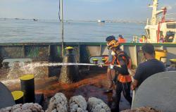 Kapal Kargo Terbakar di Perairan Gresik, ABK Selamat
