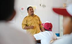 Menyalakan Pelita Harapan! Kisah Raco, Guru di Pulau Terpencil