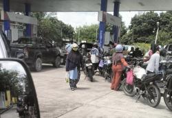 Antrean Terus Mengular di SPBU, Warga: Diduga Ada Permainan Antara Pelangsir dan Operator