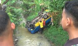 Ditabrak Truk Boks, Angkot 43 Terjun ke Sungai Sedalam 3 Meter di Jalan Sukarata Purwakarta