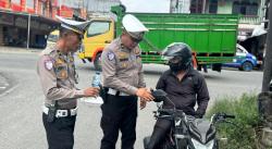 Jumat Berkah, Satlantas Polres Batu Bara Bagi Nasi Kotak Kepada Tukang Becak Pekerja Jalanan dan ODG
