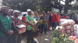 Wabup Mamberamo Tengah Salurkan Bantuan Banjir ke 9 Distrik di Jayawijaya