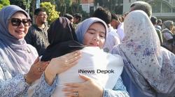 Momen Keibuan Cing Ikah Peluk Anak Tak Didampingi Ortu Saat Dilepas ke Barak Militer Cilodong