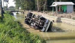 Truk Bermuatan Ribuan Susu Terguling ke Sungai,  Evakuasi Berlangsung Dramatis