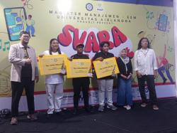 Mahasiswa Magister Manajemen UNAIR Beri Pelatihan Konten Kreator untuk Musisi Jalanan Surabaya