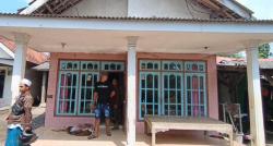 Malam Mencekam di Sumber Wetan: Perampok Bacok Pemilik Rumah dan Bawa Kabur Motor
