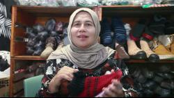 Ratna dan Sepatu Rajutnya: Ketekunan Menyulam Peluang Ekonomi Kreatif