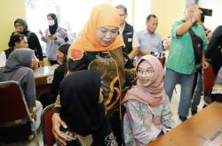 Khofifah Tinjau Posko SPMB Jatim 2025, Hadirkan Layanan AI 24 Jam Lewat Senopati