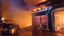 Suara Ledakan Terdengar Sebelum Api Melahap Bengkel dan Tiga Rumah