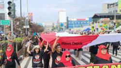 Kejutan CFD Depok! Bendera Merah Putih Sepanjang 150 Meter Terbang di Jalan Margonda