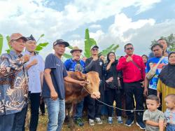 Bahagianya Warga Huntara Lebakgedong Dapat Sapi Kurban dari DPRD Banten dan Kadis