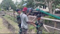 Satgas Pamtas Yonif 312/Kala Hitam Pasang 25 Lampu Solar Cell, Kampung Yakyu Kini Tak Lagi Gelap