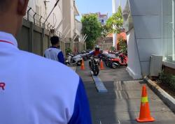 Peserta Safety Riding Jateng Hadapi Ujian Ekstrem di Atas Papan Sempit Sepanjang 10 Meter